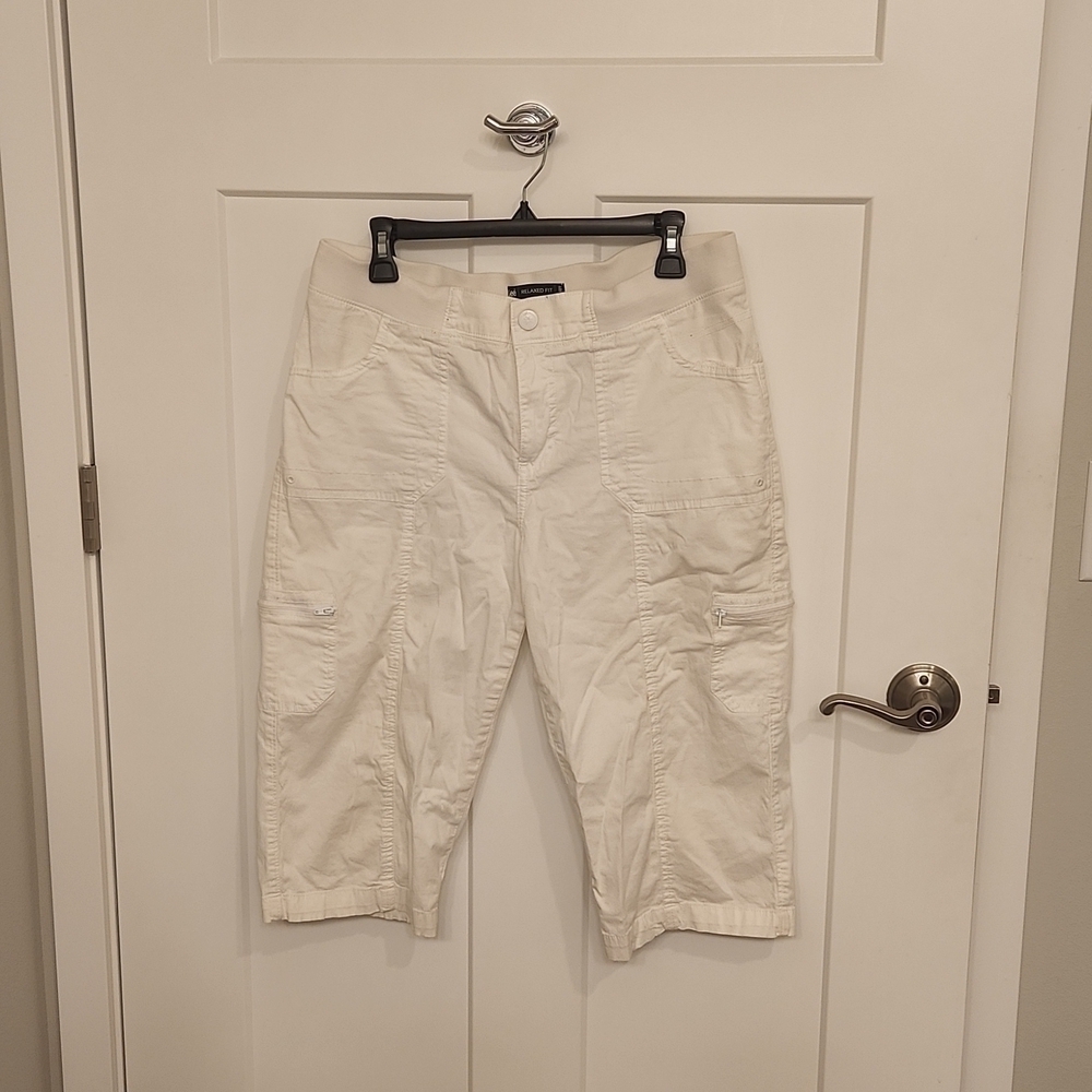 White Lee short pants